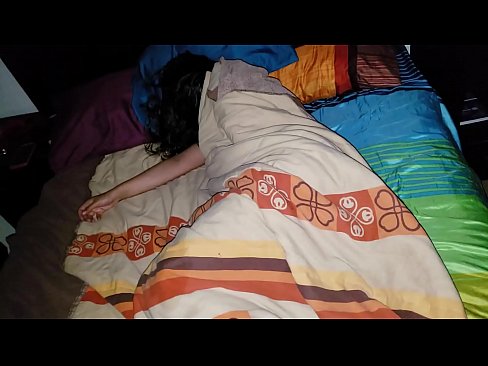 ❤️ Stiefson beréiert seng jonk Stéifmamm wärend hatt schléift. Hausgemachte Porno op lb.eggporncomics.ru ️❤
